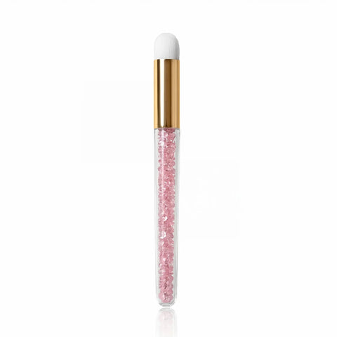 Rosa Wimpern-Reinigungsbürste mit weißem Bürstenkopf, goldenem Metallhals und transparentem Griff mit rosa Kristallsteinen für die professionelle Reinigung von Wimpernverlängerungen.