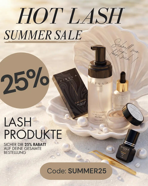 Sommerliche Werbegrafik von VIELLA LASHES mit verschiedenen Lash-Produkten auf einer Muschel-Dekoration. Beworben wird ein Hot Lash Summer Sale mit 25% Rabatt auf Lash-Produkte und dem Code SUMMER25.
