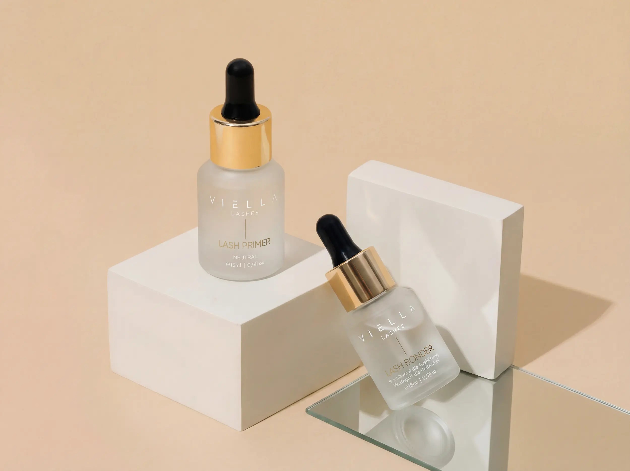 Lash Primer und Lash Bonder von VIELLA LASHES für bessere Haftung und längere Haltbarkeit bei Wimpernverlängerungen im Studio Österreich Deutschland