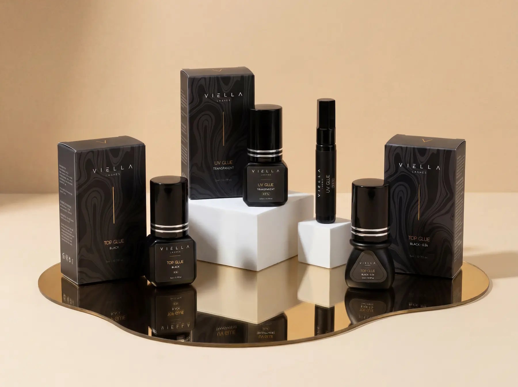 Professionelle Wimpernkleber von VIELLA LASHES für künstliche Wimpernverlängerung – UV Glue transparent und TOP GLUE Black für selbstständige Wimpernstylistinnen und professionelle Lash Studios.