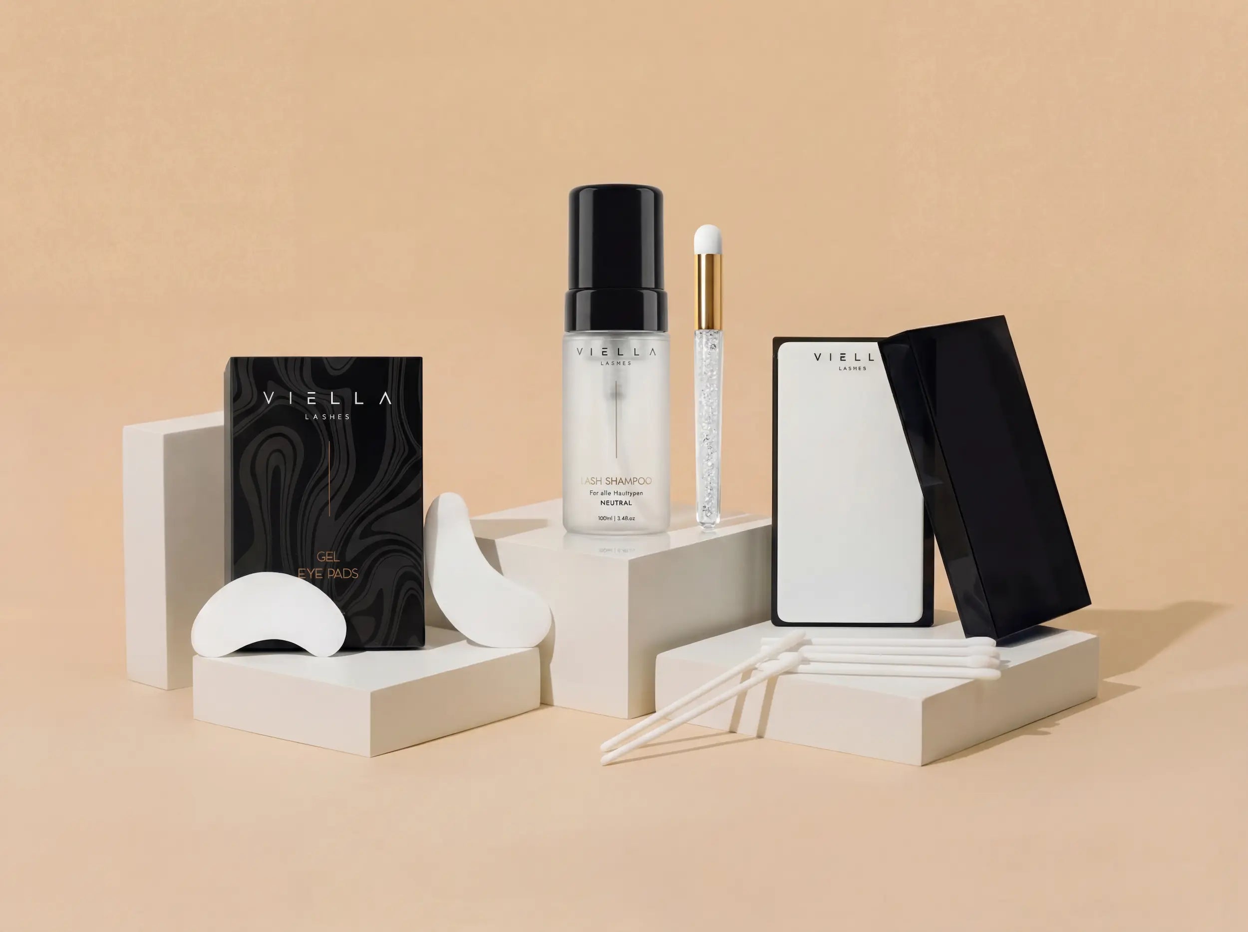 Professionelles Wimpernverlängerung Set von VIELLA LASHES mit Lash Shampoo, Gel Eye Pads, Microbrushes und Zubehör für Wimpernstylistinnen in Österreich und Deutschland