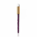 Violette Wimpern-Reinigungsbürste mit weißem Bürstenkopf, goldenem Metallhals und transparentem Griff mit violetten Kristallsteinen für die professionelle Reinigung von Wimpernverlängerungen.