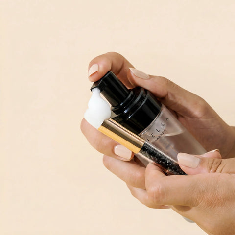 Anwendung des VIELLA LASHES Lash Shampoo mit Reinigungsbürste – schäumendes Wimpernshampoo zur sanften Reinigung vor der Wimpernverlängerung