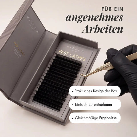 Speed Fans von VIELLA LASHES in geöffneter Wimpernbox – einfach mit der Pinzette zu entnehmen für schnelles, präzises Arbeiten und gleichmäßige Ergebnisse bei der professionellen Wimpernverlängerung.